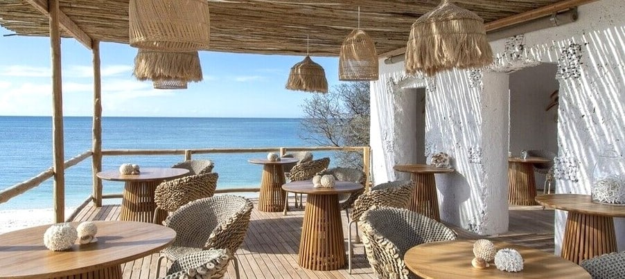 Produits bio et cuisine raffinée au restaurant de plage de Fanjove