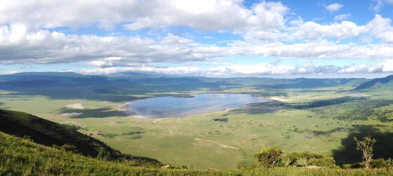 Berger masaï avec son troupeau sur les hauts plateaux du Ngorongoro en Tanzanie